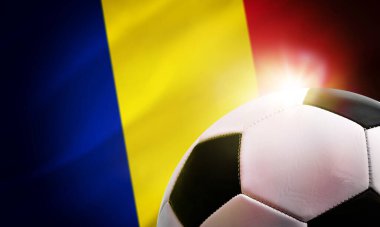 Romanya futbolunun arka planında top ve ülkenin bayrağı yer alıyor.