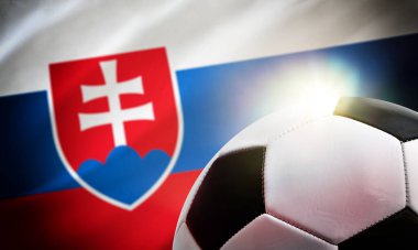 Slovakya futbolunun arka planında top ve ülkenin bayrağı var.