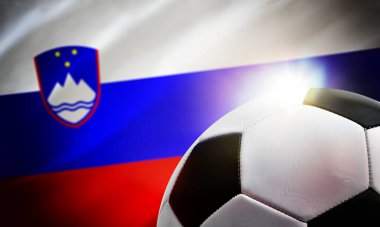 Slovenya futbolunun arka planında top ve ülkenin bayrağı yer alıyor.