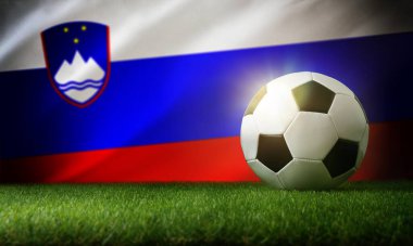 Slovenya milli takım kompozisyonu ve arka planda çim ve bayrak üzerinde klasik top. Ön görünüm.