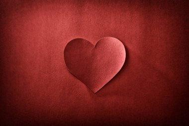 Merkezde kalbin retroskopik kesimi, kırmızı dokulu ve eğimli arkaplanda izole edilmiş. Üst görünüm.