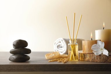 Vücut sağlığı ve aromaterapi, mumları ve dekoratif unsurları olan ürünler ve izole bir arka plan..