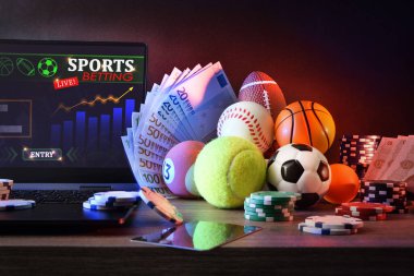 Farklı spor, para ve çipleri temsil eden nesnelerle bilgisayarlı online bahislerin kavramsal arkaplanı. Ön görünüm.