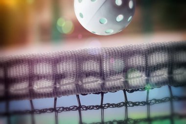 Pickleball 'un sahayı geçtiği spor arka planı. Yan görünüm.