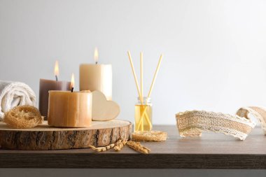 Vücut sağlığı ve aromaterapi, mumları ve dekoratif unsurları olan ürünler ve izole bir arka plan..