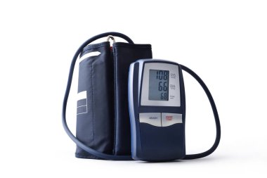 Mavi dijital kan basıncı monitörü, beyaz arka plandaki kan basıncını izlemek için kırmızı kalpten kesilmiş. Ön görünüm.