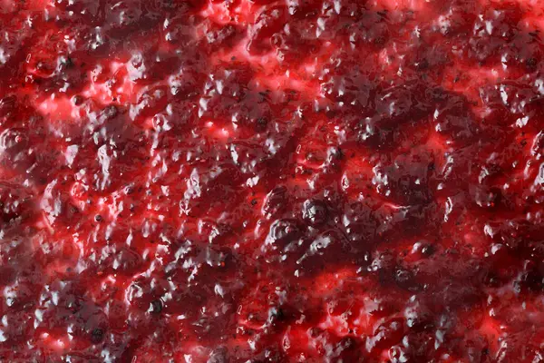 Beyaz bir zemine yayılmış orman meyvesi reçeli arkaplan. Üst görünüm.