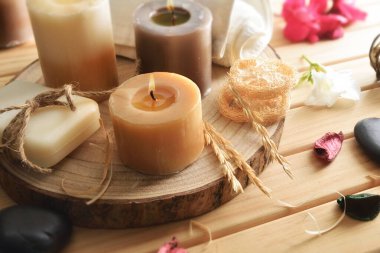 Ahşap bir masada, mumları, kalbi ve çiçekleri olan ahşap bir masada ürünleri ve dekoratif unsurları olan beden ve zihin sağlığı. Yüksek görünüm.