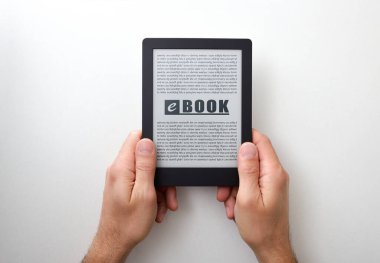 Eller ekranda beyaz izole bir masada yazılı bir kitap tutuyor. Üst görünüm