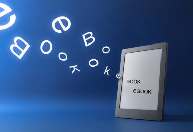 Mavi arkaplanlı e-kitap okuma konsepti ve ekrandan gelen harfler. Ön görünüm.