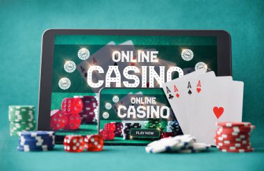 Online kumarhane oyunları oynama fikri, tabletli bir uygulama ve ekranlı bir akıllı telefon üzerinden yeşil fişler, kartlar, zarlar ve yeşil arka planla dolu bir masada online kumarhane oynadığınızı duyurdu. Ön görünüm.