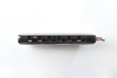 Metal ve plastik krom mızıka beyaz masada izole edilmiş. Üst görünüm.