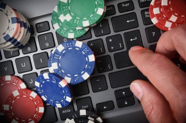 Bilgisayardaki çiplerle online oyun bahis konsepti ve enter tuşuna elle basmak. Üst görünüm.