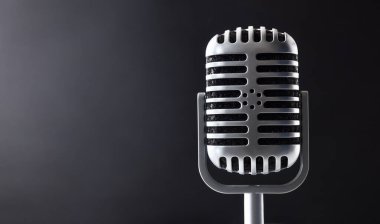 Eskimiş stil metal yoğunlaştırıcı mikrofonun ayrıntıları koyu izole bir arka planda duruyor. Ön görünüm.