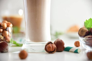 Fındıklı, fındıklı, fındıklı, fındıklı ve yeşil pipetli, arka planda yeşil pipetli. Ön görünüm.