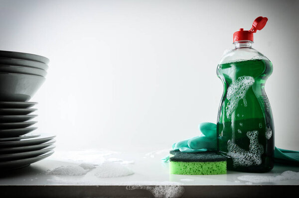 Фон с кучей посуды и продуктов и инструментов для ручной стирки. Неприятные домашние дела. Вид спереди.