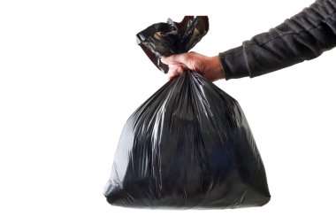 Elinde çöp dolu siyah plastik bir poşet ve izole edilmiş beyaz bir arka plan olan bir insanın elinin ayrıntıları. Ön görünüm.