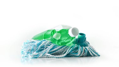 Temiz ve beyaz yansıtıcı zemin ve beyaz izole arkaplanda mavi ve beyaz lifli paspasın zeminleri için yeşil dezenfektan ürünü içeren plastik şişe. Ön görünüm.