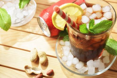 Plaj masasında bir sürü buzla dolu bardakta kola ve güneşli bir günde aperatif. Yüksek görünüm.