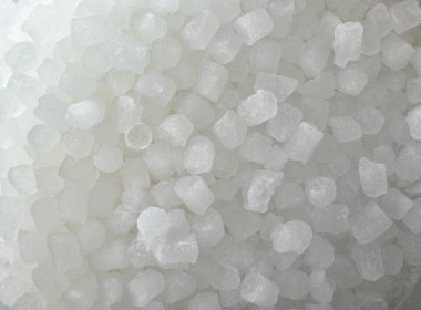 Beyaz arkaplan ve doku ayrıntıları küçük buz küpleriyle dolu. Üst görünüm