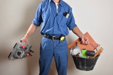 Güler yüzlü adamlar ahşap masada aletler ve malzemeler gösteriyor. Ön görünüm.