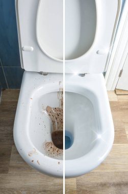 Ahşap döşemeli ve mavi fayanslı bir banyoda açık kapaklı temiz ve kirli bir klozet ile karşılaştırıldığında. Üst Görünüm.