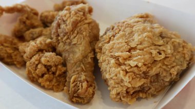 Kızarmış tavuk, servis için kağıt tabakta kızarmış tavuk.