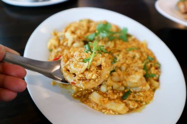 Köri tozunda kızarmış deniz ürünleri karıştırın, servis için sarı körili kalamar karıştırın.