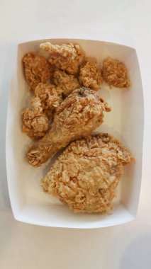 Kızarmış tavuk, servis için kağıt tabakta kızarmış tavuk.