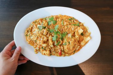 Köri tozunda kızarmış deniz ürünleri karıştırın, servis için sarı körili kalamar karıştırın.