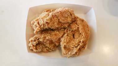 Kızarmış tavuk, servis için kağıt tabakta kızarmış tavuk.