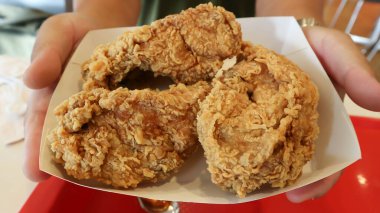 Kızarmış tavuk, servis için kağıt tabakta kızarmış tavuk.