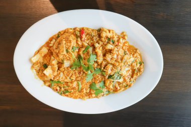 Köri tozunda kızarmış deniz ürünleri karıştırın, servis için sarı körili kalamar karıştırın.