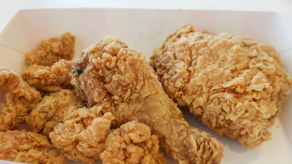 Τηγανητό Κοτόπουλο Τηγανητό Κοτόπουλο Στο Χάρτινο Πιάτο Για Σερβίρισμα — Φωτογραφία Αρχείου