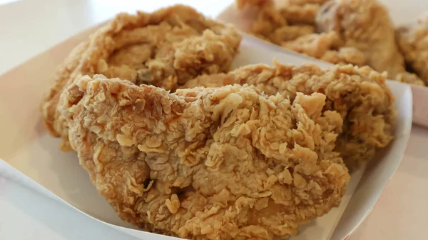 Sült Csirke Sült Csirke Papírtálban Tálalásra — Stock Fotó