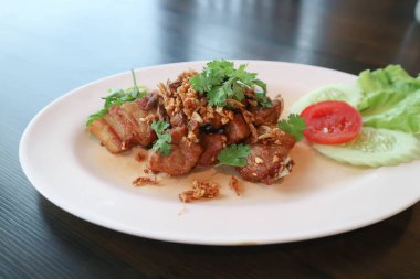 Domuz eti, domuz eti ya da kızarmış domuz eti ya da ızgara domuz eti ve sebze.