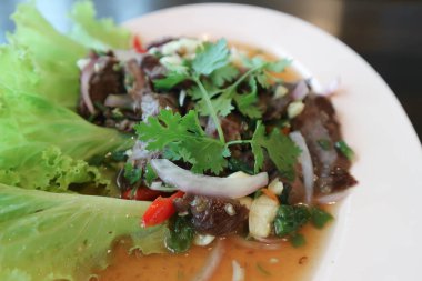 Salata ya da sığır eti salatası, biftek ve sebze salatası baharatlı salata ya da servis için baharatlı biftek salatası.