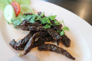 sığır eti veya kızarmış sığır eti veya ızgara sığır eti ve sebze.