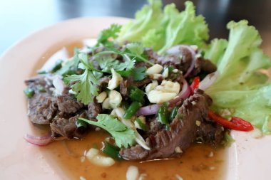 Salata ya da sığır eti salatası, biftek ve sebze salatası baharatlı salata ya da servis için baharatlı biftek salatası.