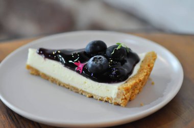 yaban mersinli kek, yaban mersinli pasta ya da yaban mersinli peynirli turta.