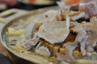 Domuz eti ya da ızgara domuz eti, fırında ızgara domuz eti ya da pastırma.