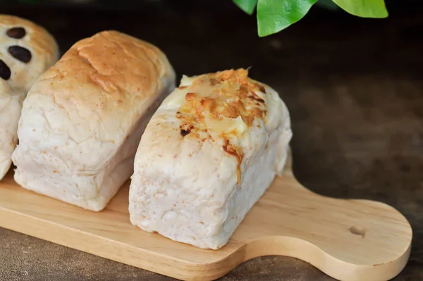 Laib Brot Butterbrot Und Rosinenbrot Oder Brot Mit Getrocknetem Schweinefleischbelag — Stockfoto