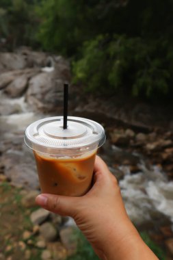 Kahve, buzlu kahve ya da servis için buzlu kapuçino.