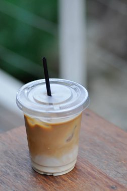 Kahve, buzlu kahve ya da servis için buzlu kapuçino.