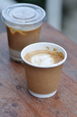 Sıcak kahve, buzlu kahve ya da buzlu kapuçino kahve ve servis için sıcak latte kahve.