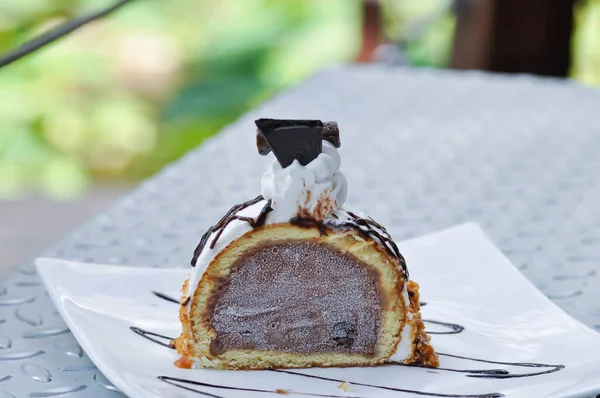 ケーキやアイスクリームケーキやケーキアイスクリームチョコアイスクリーム詰めケーキ — ストック写真