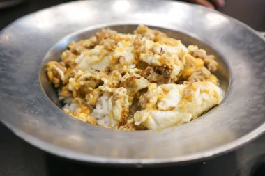 Omlet, omlet ya da kızarmış yumurta ve pilav ya da üzerine yumurta konmuş pilav.