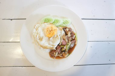 Sebzeli, pirinçli ve güneşli kızarmış domuz eti yumurta, yumurta ve pilavlı domuz eti ya da kızarmış mantar ve domuz eti.