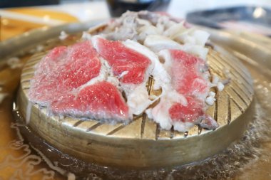 Izgara biftek ve ızgara domuz eti veya fırında ızgara et.