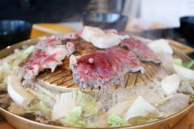 Izgara biftek ve fırında domuz eti.